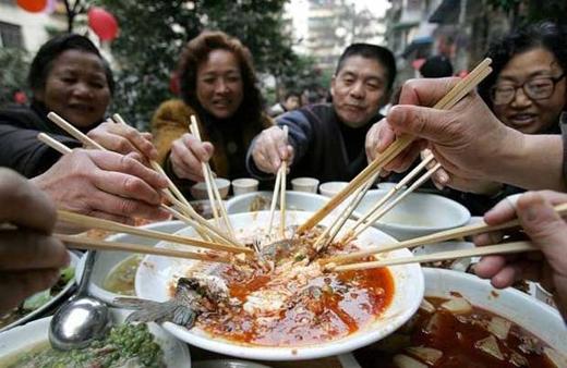 Để tránh bị coi là vô duyên, đừng làm những điều này trên bàn ăn - 7