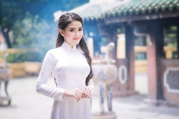 nu sinh kinh te dep tinh khoi trong ta ao dai trang