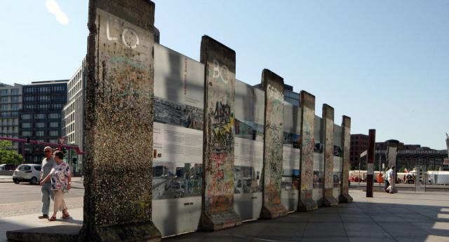 Đức lên án nghị sĩ Ukraine vẽ sơn lên Bức tường Berlin - 0