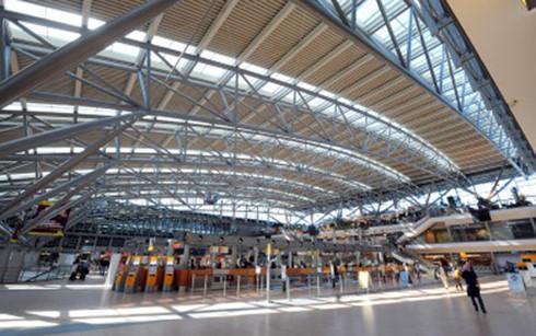Đức đóng cửa sân bay thành phố Hamburg do chất lạ phát tán - 0