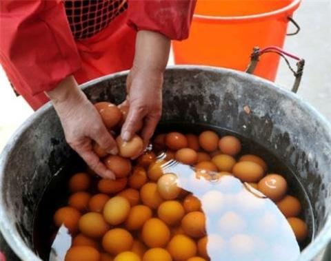 5 mẹo giúp mẹ Việt phân biệt trứng gà tẩy trắng cực chuẩn - 1