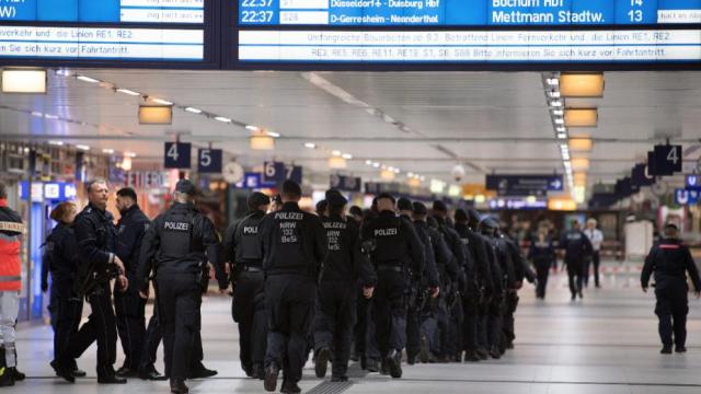 NÓNG: Tấn công bằng rìu ở nhà ga chính thành phố Düsseldorf, miền tây nước Đức - 0