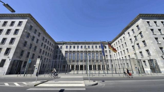 NÓNG: Báo động Bom ở Bộ Tài chính Liên Bang Đức - 0