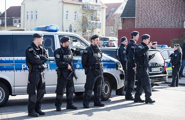 Duisburg: Cướp nhà Bank táo tợn ban ngày, bắt giữ con tin - 0