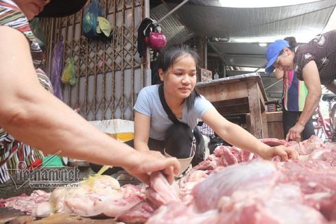 Bán thịt lợn rẻ bị hắt dầu luyn: Ác vì miếng ăn - 1