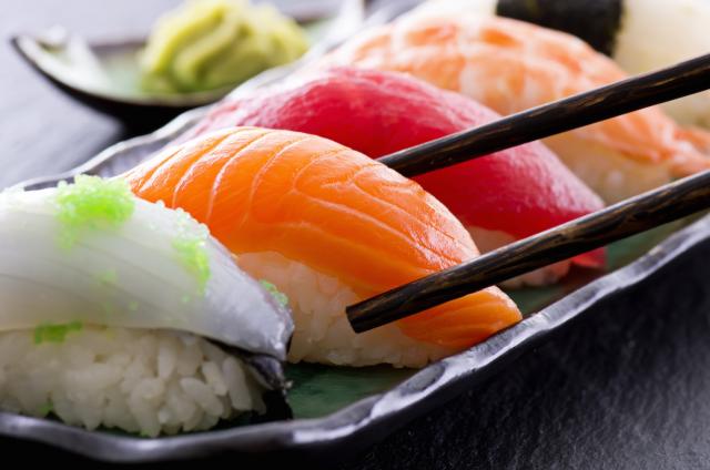Nhiễm giun sán khi ăn sushi: Bác sĩ khuyến cáo những nguy cơ tiềm ẩn - 0