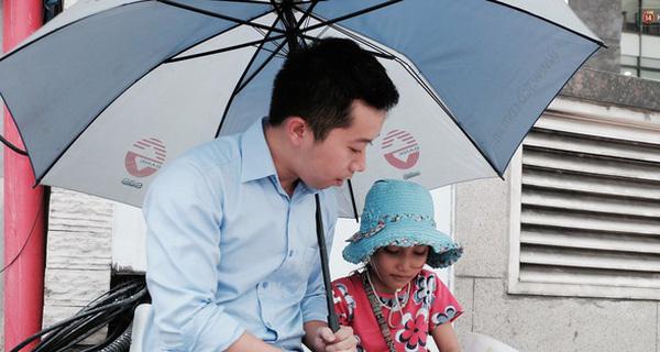 Anh nhân viên ngân hàng dành giờ nghỉ trưa mỗi ngày để dạy chữ cho cô bé vé số ngay trên vỉa hè Sài Gòn - 0