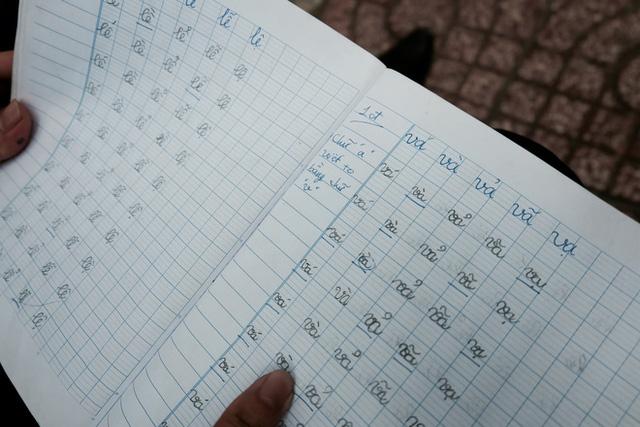 Anh nhân viên ngân hàng dành giờ nghỉ trưa mỗi ngày để dạy chữ cho cô bé vé số ngay trên vỉa hè Sài Gòn - 1