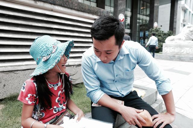 Anh nhân viên ngân hàng dành giờ nghỉ trưa mỗi ngày để dạy chữ cho cô bé vé số ngay trên vỉa hè Sài Gòn - 2