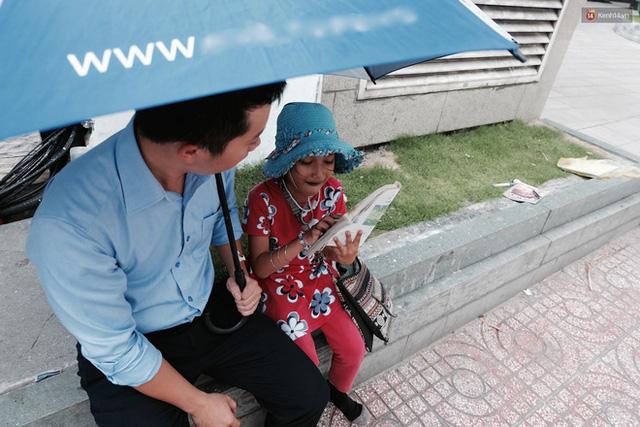 Anh nhân viên ngân hàng dành giờ nghỉ trưa mỗi ngày để dạy chữ cho cô bé vé số ngay trên vỉa hè Sài Gòn - 5