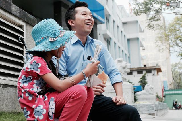 Anh nhân viên ngân hàng dành giờ nghỉ trưa mỗi ngày để dạy chữ cho cô bé vé số ngay trên vỉa hè Sài Gòn - 7