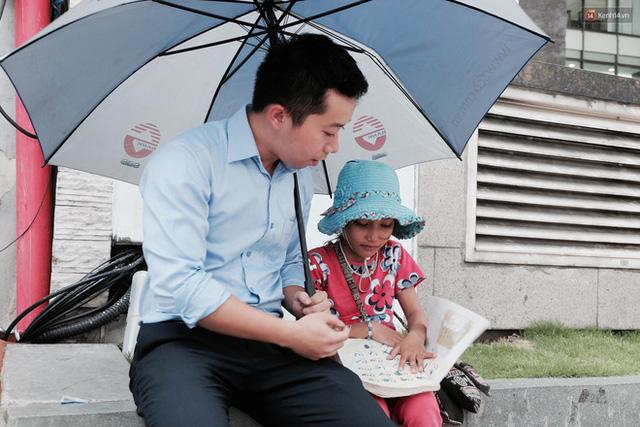 Anh nhân viên ngân hàng dành giờ nghỉ trưa mỗi ngày để dạy chữ cho cô bé vé số ngay trên vỉa hè Sài Gòn - 8