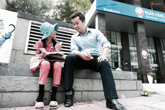 Anh nhân viên ngân hàng dành giờ nghỉ trưa mỗi ngày để dạy chữ cho cô bé vé số ngay trên vỉa hè Sài Gòn - 9