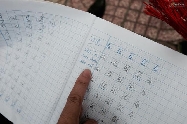 Anh nhân viên ngân hàng dành giờ nghỉ trưa mỗi ngày để dạy chữ cho cô bé vé số ngay trên vỉa hè Sài Gòn - 10