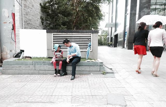 Anh nhân viên ngân hàng dành giờ nghỉ trưa mỗi ngày để dạy chữ cho cô bé vé số ngay trên vỉa hè Sài Gòn - 12