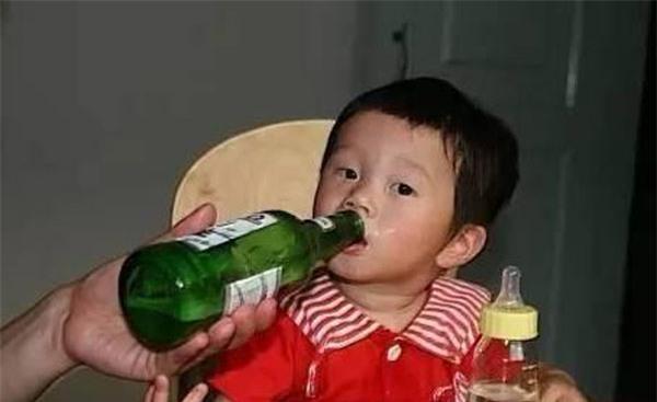 Trẻ uống bia, dù chỉ là 1 ngụm nhỏ, sức khỏe cũng có thể bị tàn phá khủng khiếp - 0