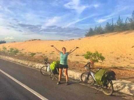 Cô gái ngoại quốc bật khóc khi mất xe đạp ở Việt Nam và hành động ấm lòng của cộng đồng mạng - 0