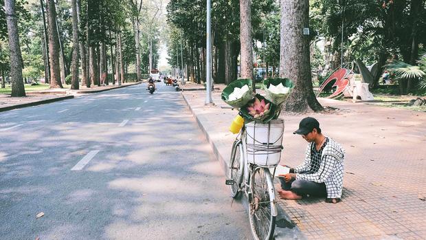 Ngày hè đẹp nhất của con nít nhà nghèo: Bán sen, bán chè nhưng vui biết bao vì đỡ đần được cha mẹ - 0