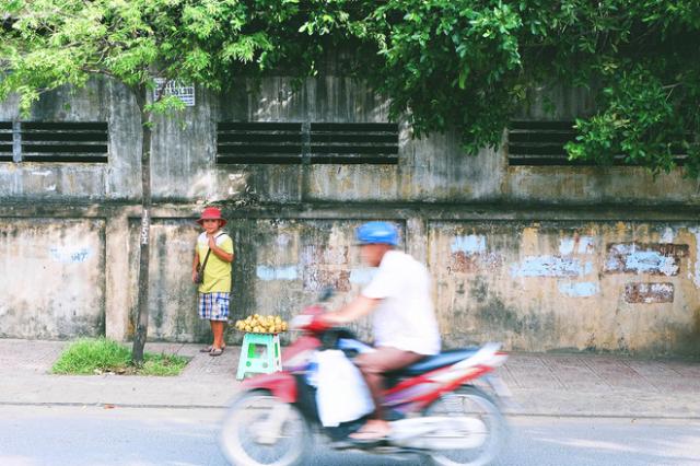 Ngày hè đẹp nhất của con nít nhà nghèo: Bán sen, bán chè nhưng vui biết bao vì đỡ đần được cha mẹ - 1