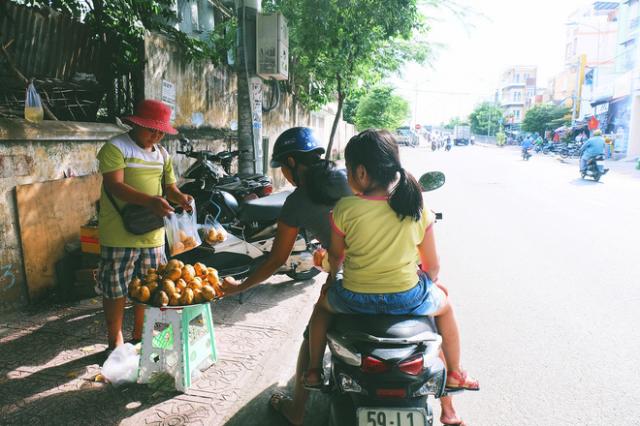 Ngày hè đẹp nhất của con nít nhà nghèo: Bán sen, bán chè nhưng vui biết bao vì đỡ đần được cha mẹ - 3