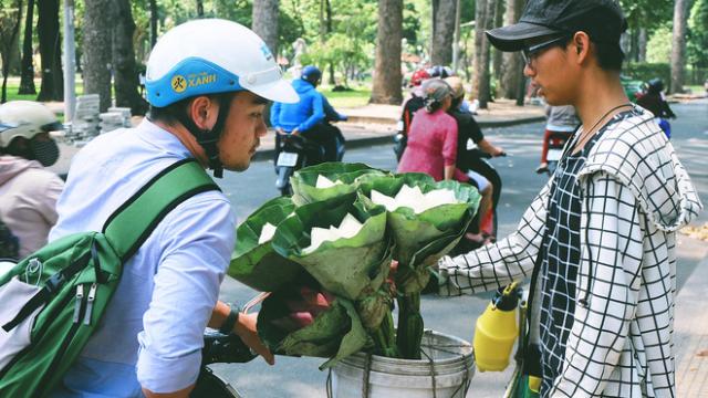 Ngày hè đẹp nhất của con nít nhà nghèo: Bán sen, bán chè nhưng vui biết bao vì đỡ đần được cha mẹ - 4