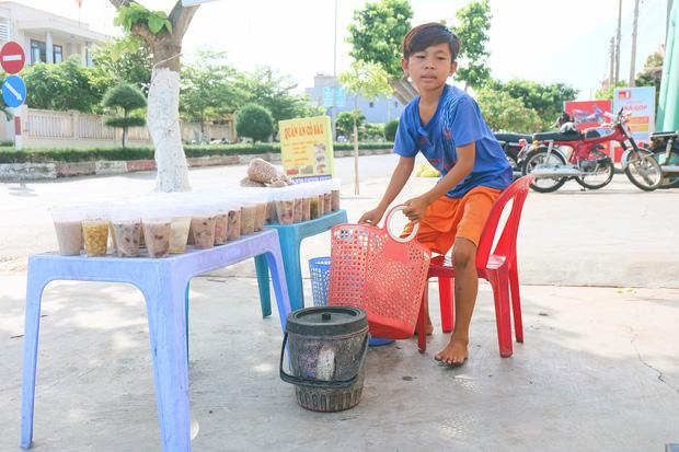 Ngày hè đẹp nhất của con nít nhà nghèo: Bán sen, bán chè nhưng vui biết bao vì đỡ đần được cha mẹ - 7