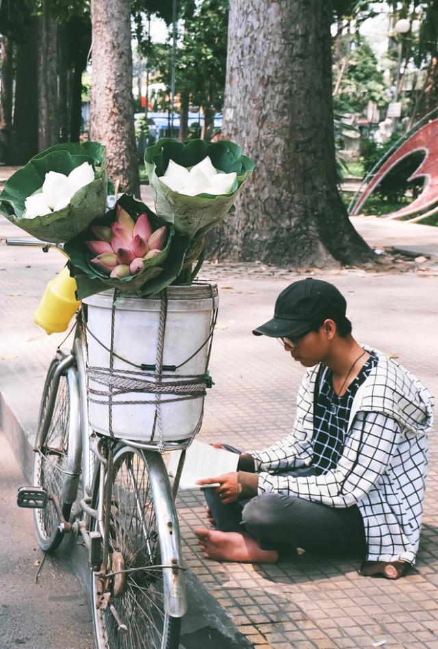 Ngày hè đẹp nhất của con nít nhà nghèo: Bán sen, bán chè nhưng vui biết bao vì đỡ đần được cha mẹ - 10