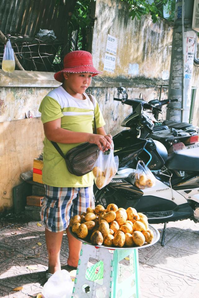 Ngày hè đẹp nhất của con nít nhà nghèo: Bán sen, bán chè nhưng vui biết bao vì đỡ đần được cha mẹ - 12