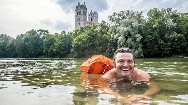 München: Qúa chán hệ thống giao thông Đức, người đàn ông bơi 2km sông đi làm mỗi ngày - 0