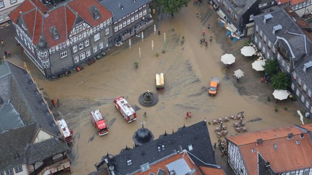 Đức: Ngập lụt do mưa lớn, hàng nghìn người dân sẵn sàng sơ tán - 1