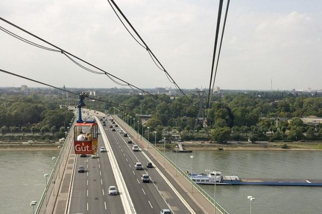 Đức: Nghẹt thở cứu 100 hành khách mắc kẹt trên cáp treo ở Köln - 5