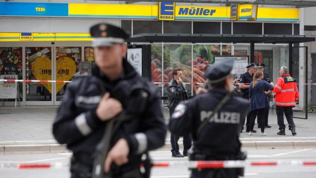 Đâm người tại siêu thị ở Hamburg: Hung thủ lấy dao trong cửa hàng làm vũ khí - 0