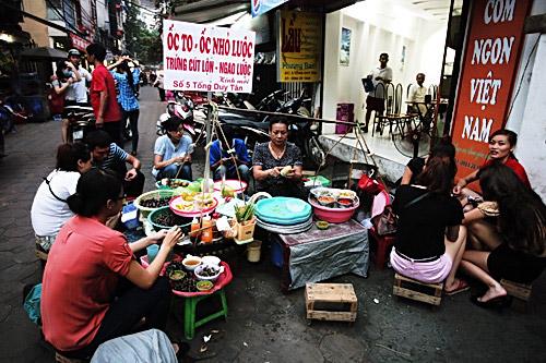 Người Việt quá dễ dãi, thích ăn chỗ bẩn, ngồi uống bụi - 0