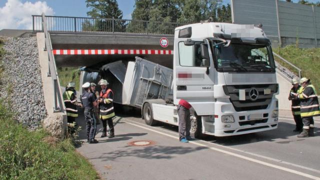 Lái xe ngốc nhất Đức: Làm tắc đường 8 tiếng do xe tải bị kẹt dưới gầm cầu vì...nhầm - 0