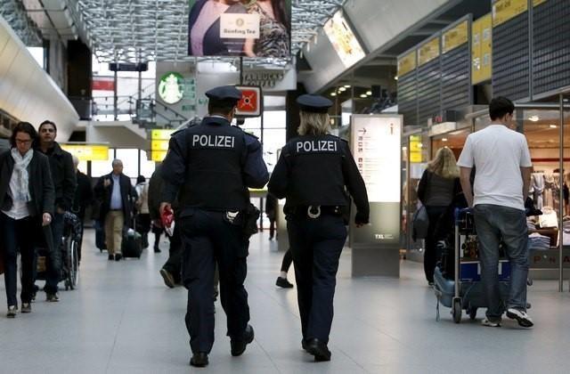 Nhân viên an ninh Đức vô tình nổ súng ở sân bay Berlin, nhiều hành khách sợ hãi - 0
