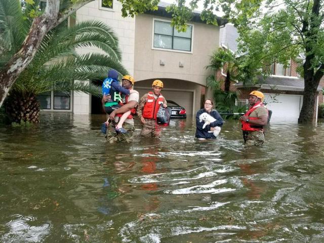 Cảm động ảnh đặc nhiệm Mỹ cứu mẹ con gốc Việt giữa tâm bão Harvey - 3