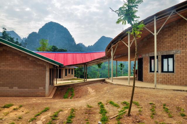 Không cần ngàn tỷ, GS Ngô Bảo Châu đã biến Ngôi trường ọp ẹp thành Bông hoa giữa núi rừng - 1
