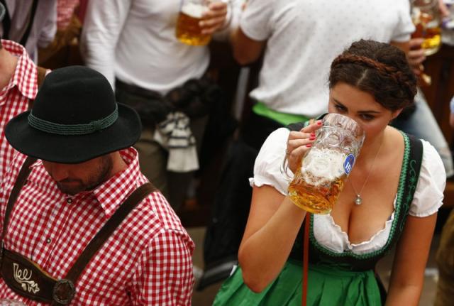 Sôi động lễ hội bia Oktoberfest vừa khai mạc tại Đức - 2