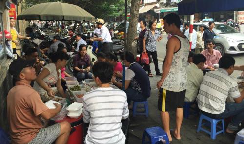 Khách Tây: Người Hà Nội lười, lúc nào cũng thấy trà đá vỉa hè - 0