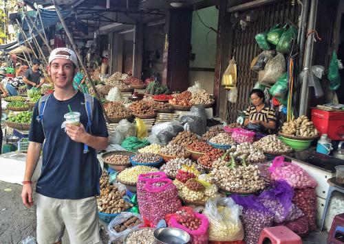 Khách Tây: Người Hà Nội lười, lúc nào cũng thấy trà đá vỉa hè - 1