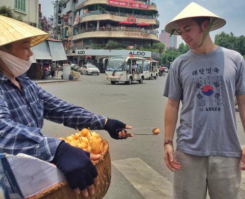 Khách Tây: Người Hà Nội lười, lúc nào cũng thấy trà đá vỉa hè - 2