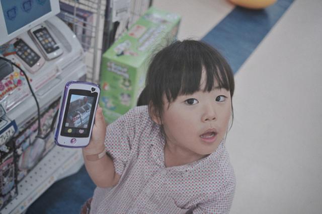 Con muốn trở thành... một chiếc điện thoại - Điều ước ngày sinh nhật của con gái nhỏ khiến cha mẹ nhói lòng - 0