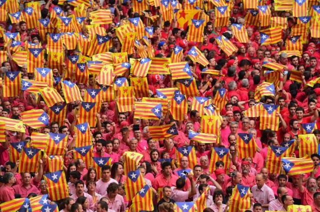 Thế giới đêm qua: Mỹ điều tàu chiến đến gần Hoàng Sa, lãnh đạo Catalonia hoãn tuyên bố độc lập, Triều Tiên bác bỏ cáo buộc lấy cắp dữ liệu của Hàn Quốc - 1
