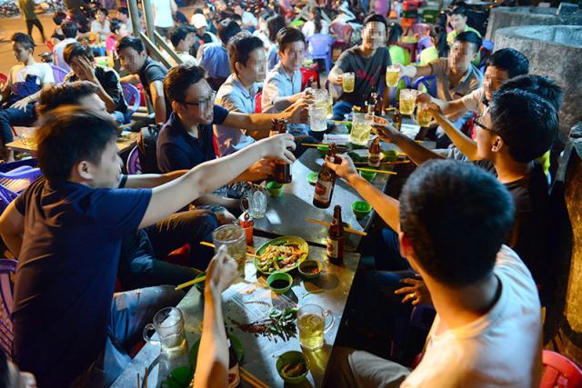 Chén rượu… là đầu câu chuyện: Vì sao người Việt thích ‘nhậu’? - 1