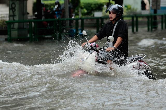 Thế giới đêm qua: Trung Quốc cảnh báo bão nguy hiểm, Mưa kỷ lục ở Thái Lan, Nổ bom khủng bố ở Somalia - 1