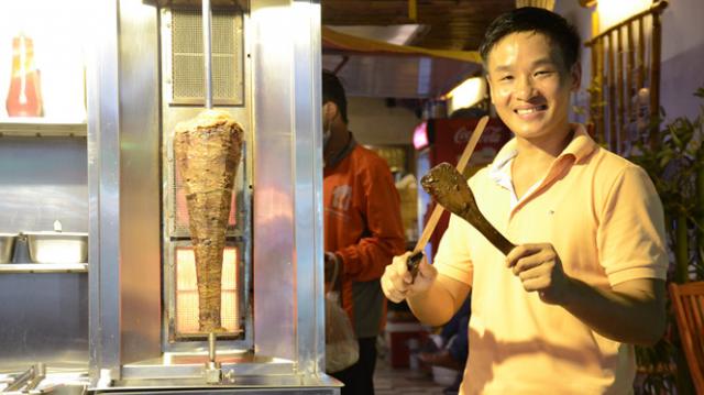 Việt kiều Đức về Việt Nam bị cười nhạo vì bán... kebab - 0