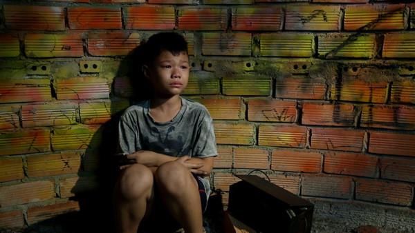 Người Việt không xấu xí: Cô gái ‘truy lùng’ cậu bé đánh giày và cơn gió ấm đầu mùa lay động trái tim - 0