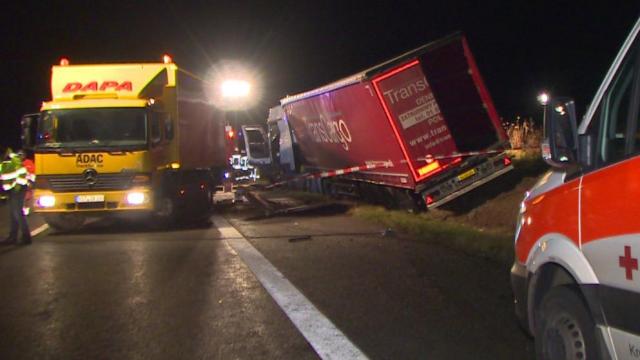 Đức: Xe tải nổ lốp bất ngờ, gây tai nạn kinh hoàng trên cao tốc - 0