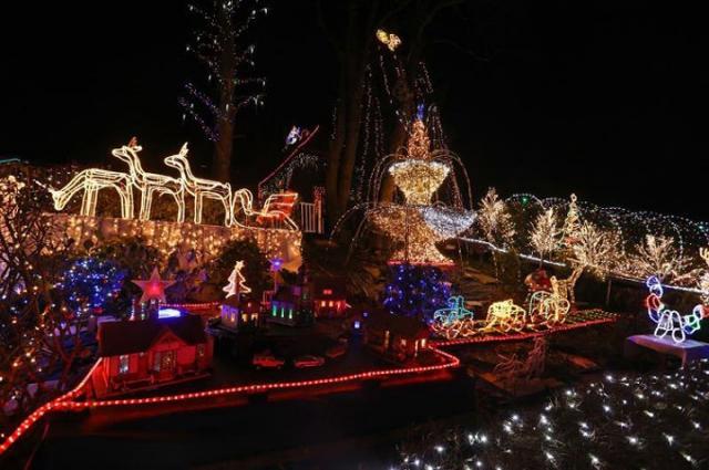 Vợ chồng người Đức chi hơn 150.000 Euro để thắp sáng hơn 530.000 đèn dịp Giáng sinh - 0