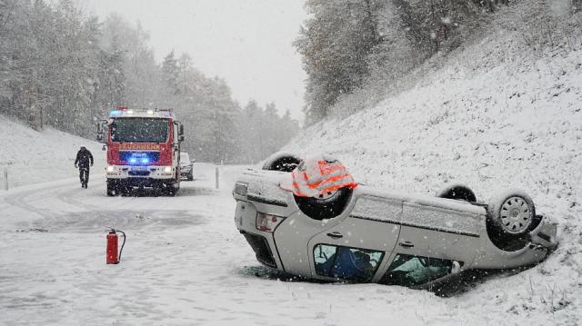 Bão tuyết trở lại càn quét nước Đức: Tai nạn liên hoàn, hàng trăm chuyến bay bị hoãn - 0